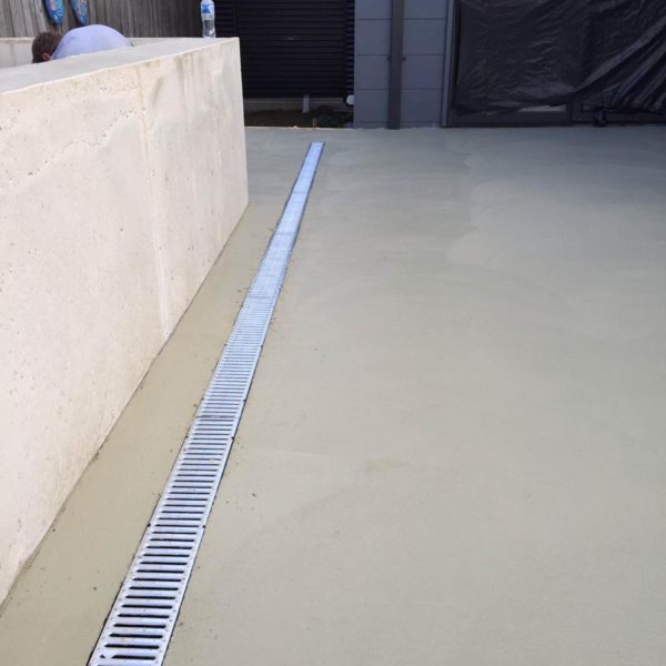 Retaining Wall - Off-White Concrete